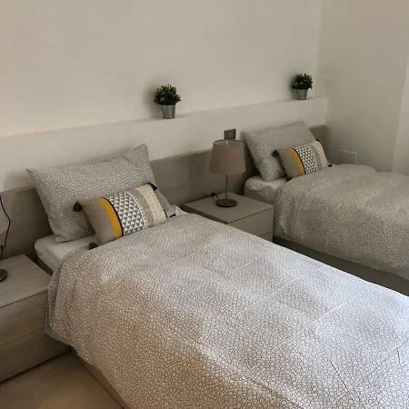 90m² 3 Slaapkamer, 2 Privé Badkamer In Centrum Appartement *