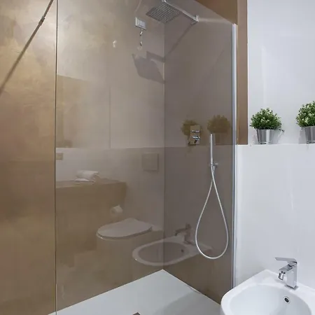 90m² 3 Slaapkamer, 2 Privé Badkamer In Centrum Appartement *